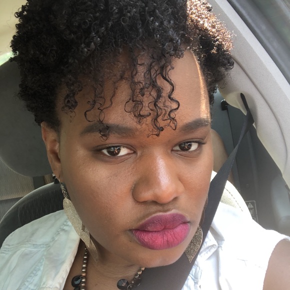 Meet your Posher, Dee - Picture 8 of 9